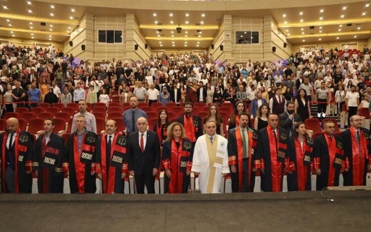 ERÜ Hukuk Fakültesi’nde mezuniyet sevinci