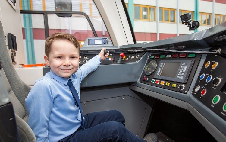 6 yaşında vatman oldu