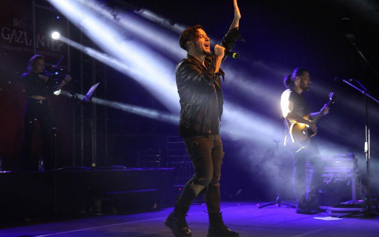 Emre Aydın Gazi Şehirliler için konser verdi Emre Aydın Gazi Şehirliler için konser verdi