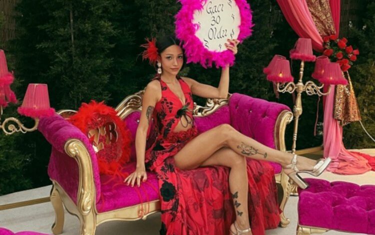 Zeynep Bastık’tan Roman havalı yaş günü Zeynep Bastık’tan Roman havalı yaş günü