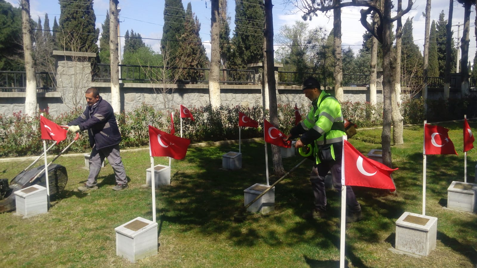 İzmir Bergama’da şehitlikler 18 Mart’a hazır