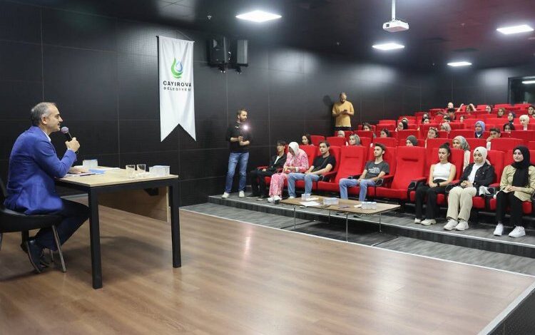 Başkan Çiftçi, yeni üniversitelilerle buluştu Başkan Çiftçi, yeni üniversitelilerle buluştu