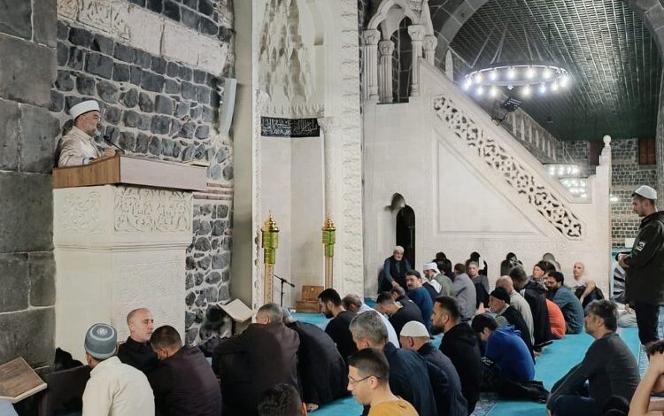 İlahiyatçı Mehmet Emin Ay Diyarbakırlılarla buluştu İlahiyatçı Mehmet Emin Ay Diyarbakırlılarla buluştu