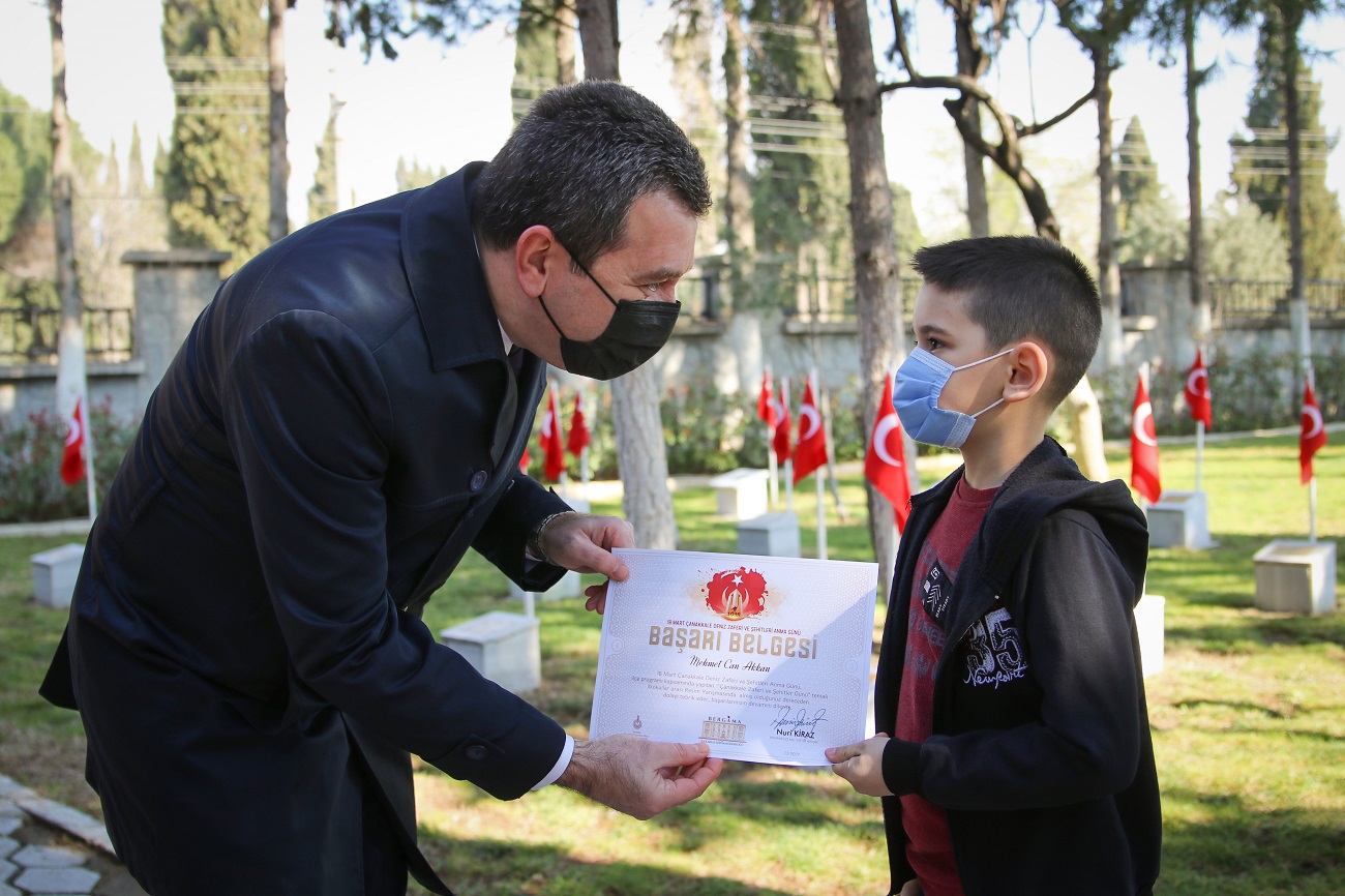 İzmir Bergama’da şehitliğe 18 Mart ziyareti İzmir Bergama’da şehitliğe 18 Mart ziyareti
