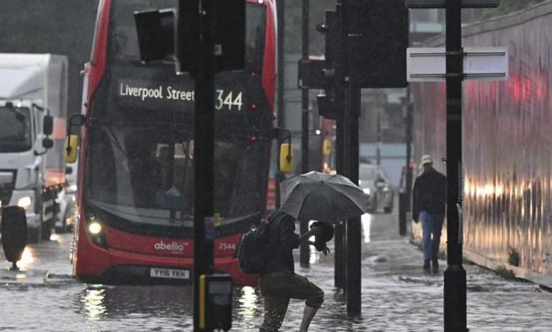 Londra’da sel! Otobüsler yollarda kaldı! Londra’da sel! Otobüsler yollarda kaldı!