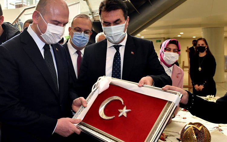 Bursa’da Bakan Soylu’ya işlemeli Türk Bayrağı Bursa’da Bakan Soylu’ya işlemeli Türk Bayrağı