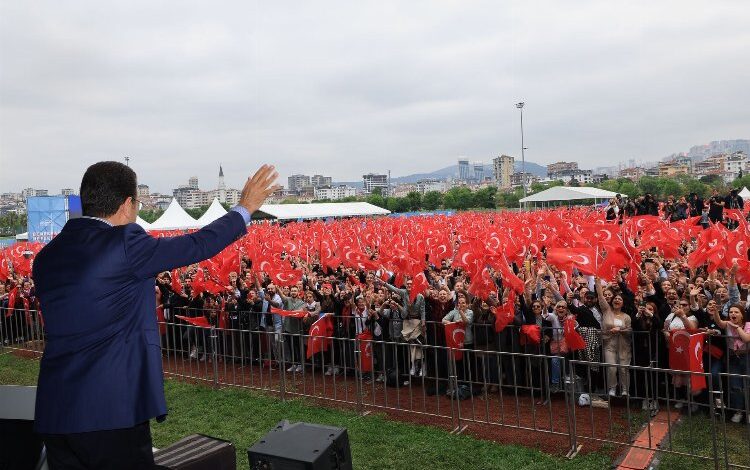 İmamoğlu ‘Demokrasi Neferleri’ ile buluştu