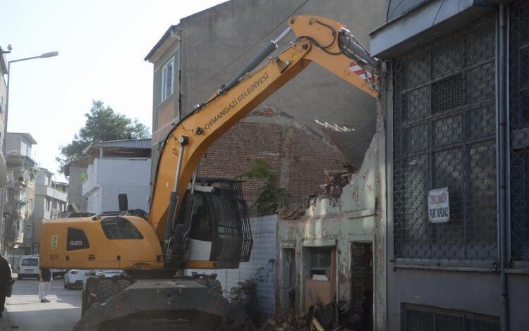 Tehlike saçan metruk binalar yıkılıyor