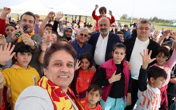 Memduh Büyükkılıç’a gençlerden sevgi seli Memduh Büyükkılıç’a gençlerden sevgi seli