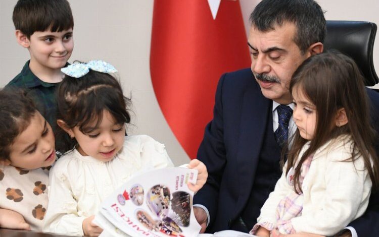 Bakan Tekin Erzurumlu öğrencileri ağırladı