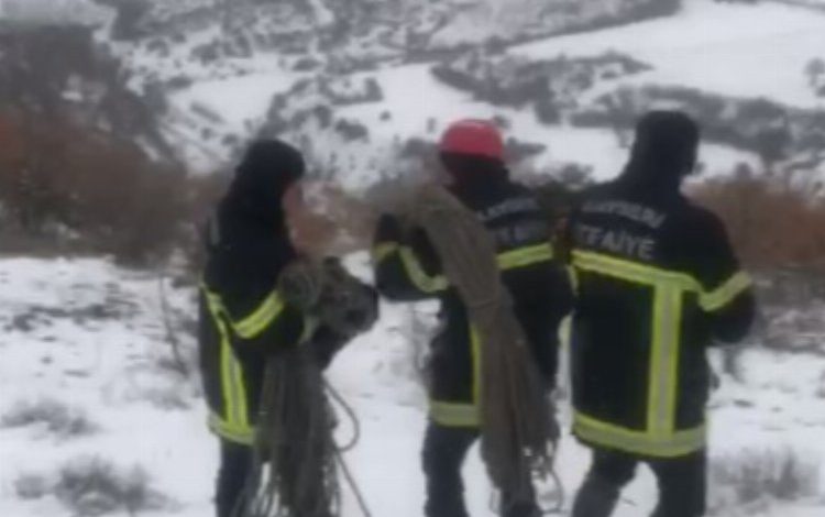 Kayseri Büyükşehir İtfaiyesi’nden 6 saatlik keçi kurtarma operasyonu Kayseri Büyükşehir İtfaiyesi’nden 6 saatlik keçi kurtarma operasyonu