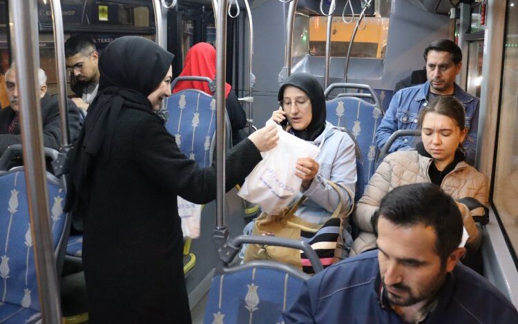 İzmit emekçilere sabah ikramlarını sürdürüyor İzmit emekçilere sabah ikramlarını sürdürüyor