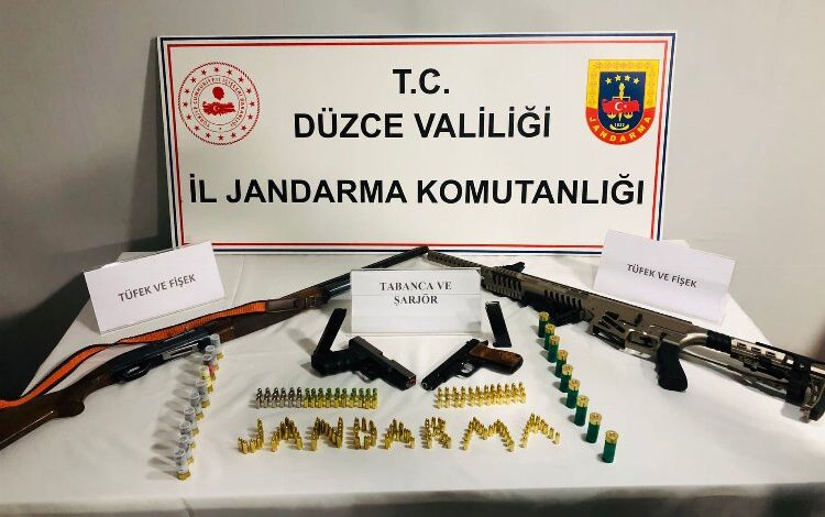 Düzce’de ruhsatız tüfek ve tabancalar ele geçirildi