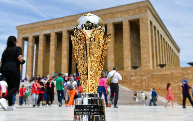 Şampiyonluk kupası Ata’nın huzurunda Şampiyonluk kupası Ata’nın huzurunda