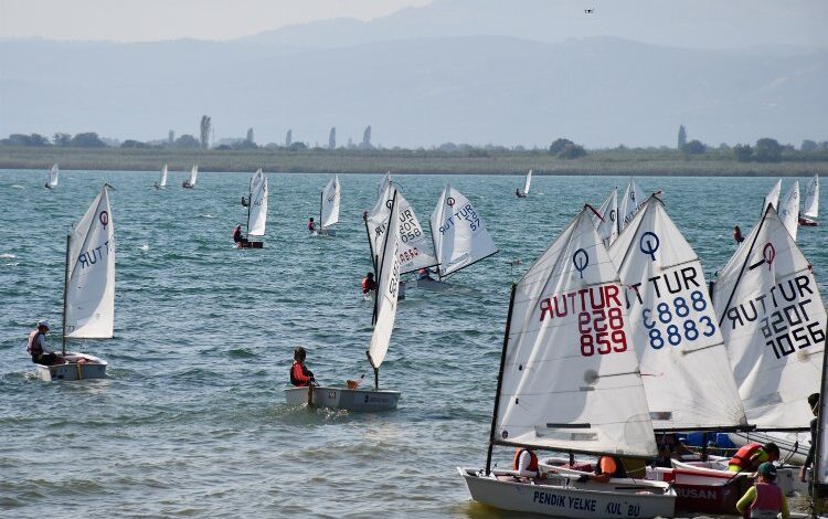 Bursa İznik Gölü’nde heyecan dolu yarış Bursa İznik Gölü’nde heyecan dolu yarış