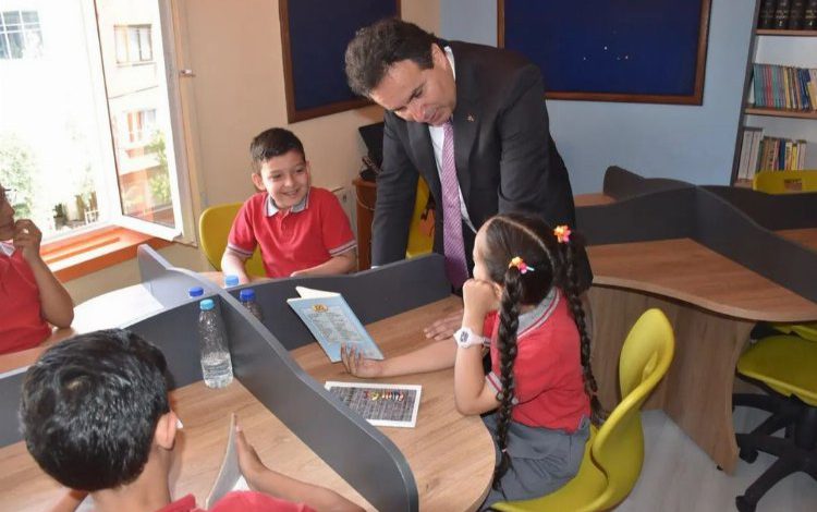 İzmir’de KAÇOK’tan kütüphanelere destek