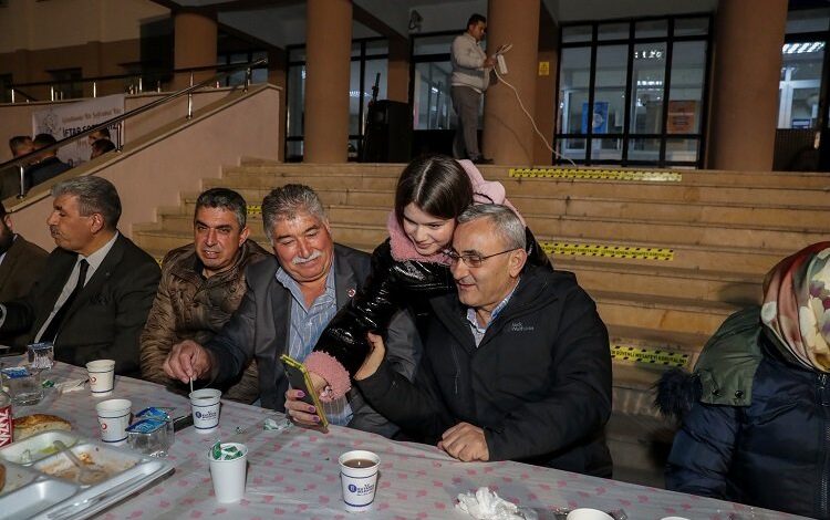 Alim Işık Kütahyalılarla iftarda buluştu Alim Işık Kütahyalılarla iftarda buluştu