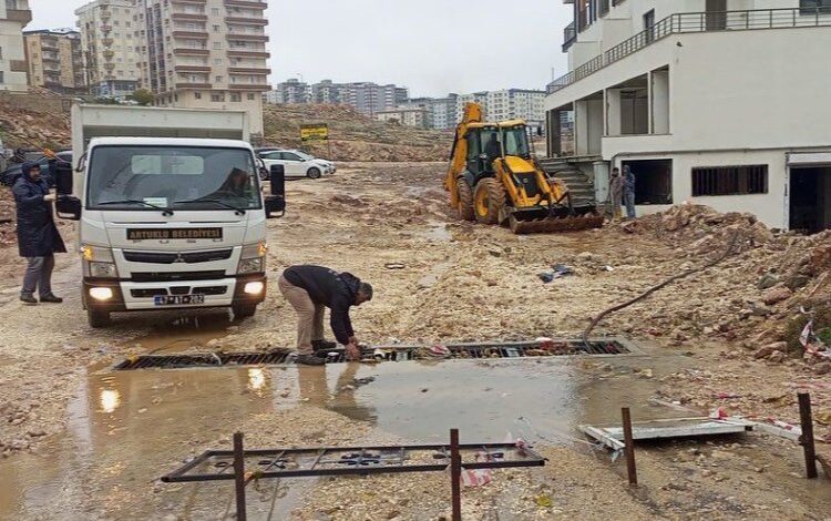 Mardin Artuklu Belediyesi ekipleri sağanak yağış mesaisinde