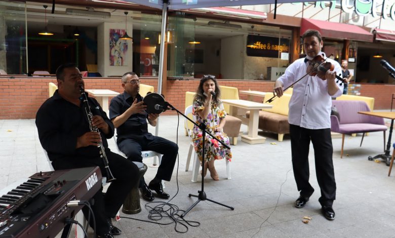 İzmit’te sokakta müzik bayramda da sürüyor