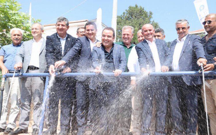 “Su israfı” dedi, su israfıyla şov yaptı! “Su israfı” dedi, su israfıyla şov yaptı!