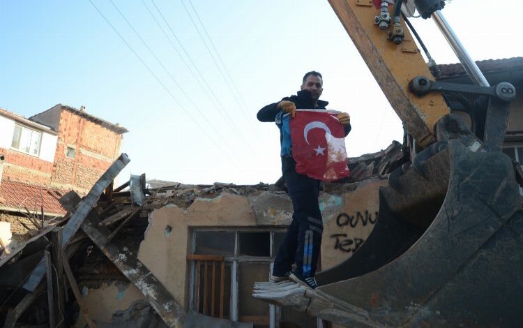 Bursa Osmangazi’deki yıkımda bayrak hassasiyeti