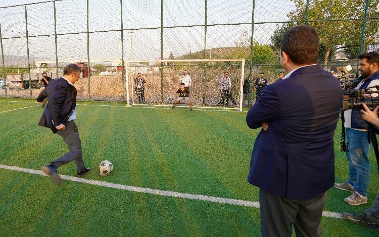 Hatay’da gençlerle sohbet edip, futbol oynadılar