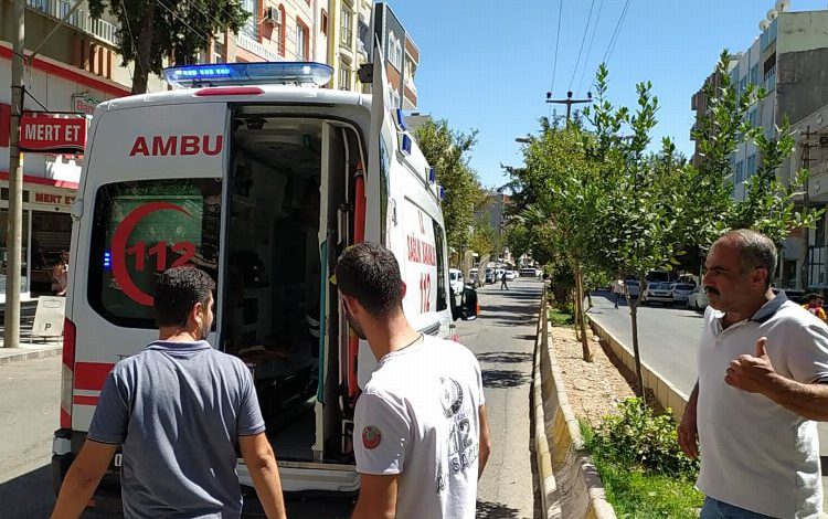 Motosiklet Tır’ın kapısına çarptı