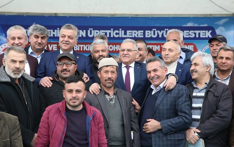 Memduh Büyükkılıç çiftçileri kutladı