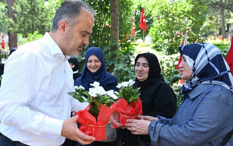 Şehitlikte bayram hüznü Şehitlikte bayram hüznü