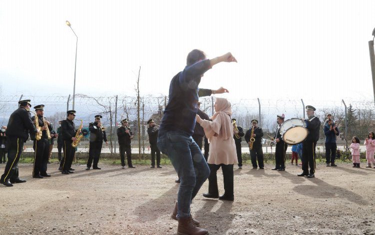 Kocaeli Büyükşehir Bandosundan kampçılara sürpriz