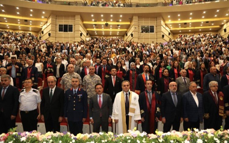 ERÜ Tıp Fakültesi 49’uncu dönem mezunlarını verdi ERÜ Tıp Fakültesi 49’uncu dönem mezunlarını verdi