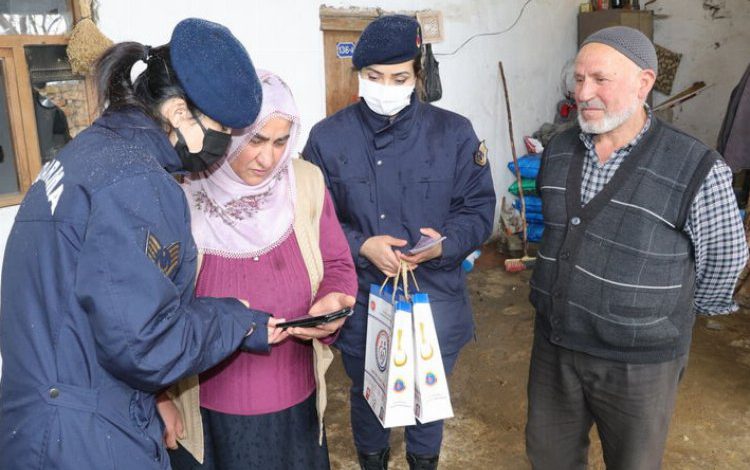 Yozgat’ta kadın astsubaylar çalmadık kapı bırakmıyor Yozgat’ta kadın astsubaylar çalmadık kapı bırakmıyor