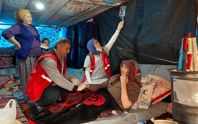 Kızılay ekipleri köy köy dolaşıp yaraları sarıyor