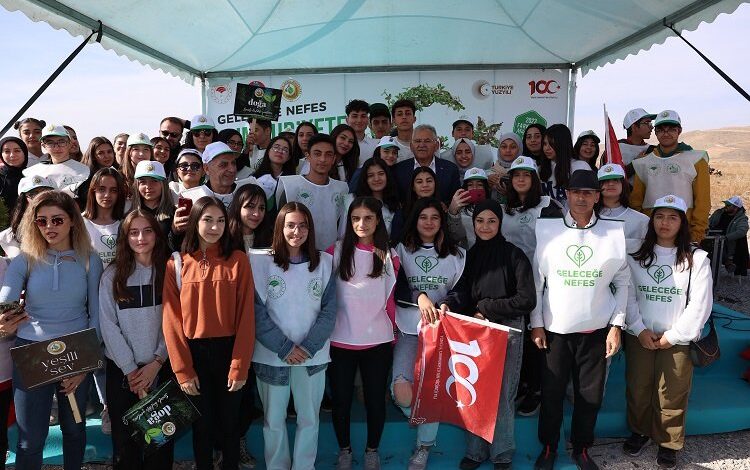 Kayseri protokolü fidan dikiminde buluştu Kayseri protokolü fidan dikiminde buluştu