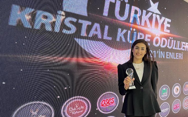 Bursa’nın olimpiyat madalyalı taekwondocu ‘Yılın En İyi Kadın Sporcusu’ seçildi Bursa’nın olimpiyat madalyalı taekwondocu ‘Yılın En İyi Kadın Sporcusu’ seçildi