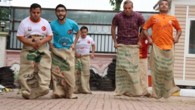 Engelleri mutlu olarak aşıyorlar