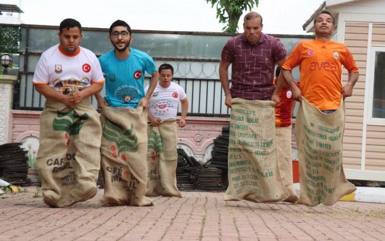Engelleri mutlu olarak aşıyorlar Engelleri mutlu olarak aşıyorlar