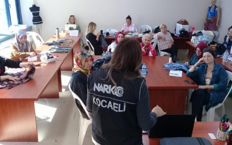 İZMEK kursiyerlerine ‘En İyi Narkotik Polisi Anne’ eğitimi İZMEK kursiyerlerine ‘En İyi Narkotik Polisi Anne’ eğitimi