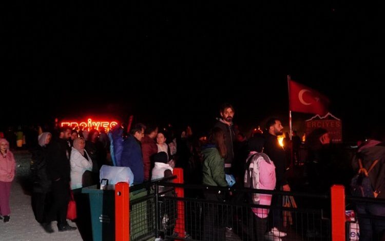Kayseri Erciyes’te meteor yağmuru coşkusu Kayseri Erciyes’te meteor yağmuru coşkusu