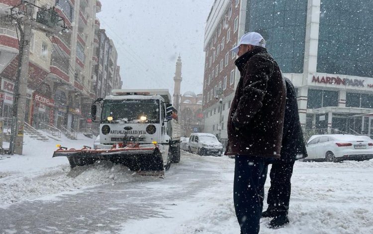 Mardin Artuklu Belediyesi karla mücadele ekipleri 7/24 görev başında