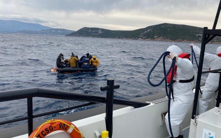 İzmir Çeşme’de 40 düzensiz göçmen kurtarıldı İzmir Çeşme’de 40 düzensiz göçmen kurtarıldı