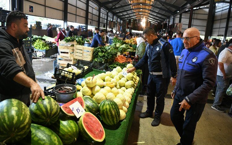 Çayırova Zabıtası pazarlarda sıkı denetimde Çayırova Zabıtası pazarlarda sıkı denetimde