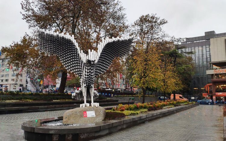Kartal heykeli meydana yakıştı Kartal heykeli meydana yakıştı