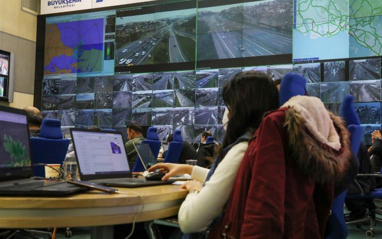 İstanbul’a kar geldi trafik azaldı İstanbul’a kar geldi trafik azaldı