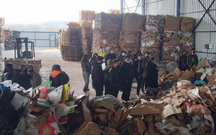 Bursa Mustafakemalpaşa’da liseli gençlerden geri dönüşüm Bursa Mustafakemalpaşa’da liseli gençlerden geri dönüşüm