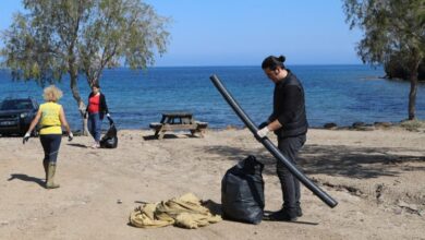 Muğla Bodrum’da gönüllüler sahili temizledi