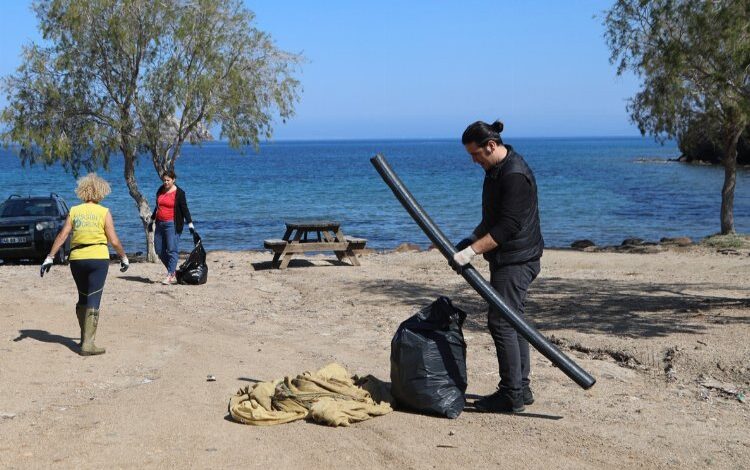 Muğla Bodrum’da gönüllüler sahili temizledi Muğla Bodrum’da gönüllüler sahili temizledi