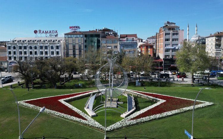 Gebze’de Togg’un logosu çiçeklerle işlendi Gebze’de Togg’un logosu çiçeklerle işlendi