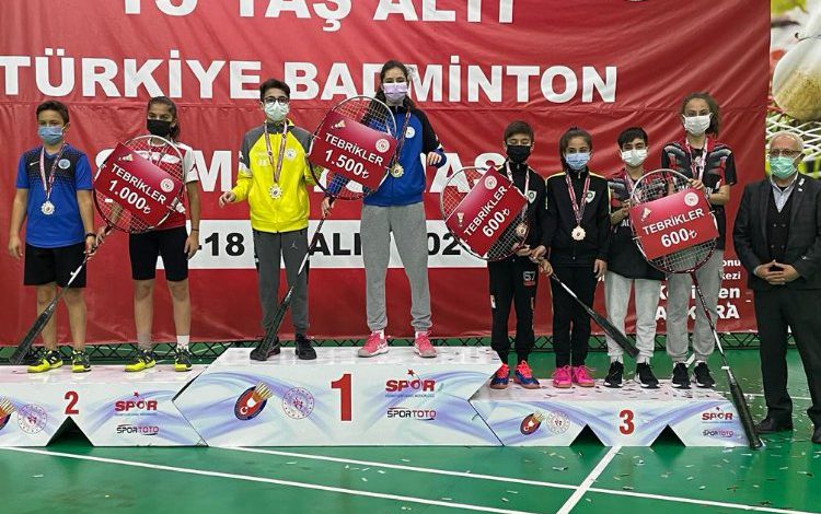 Manisalı badmintoncular Türkiye üçüncüsü Manisalı badmintoncular Türkiye üçüncüsü