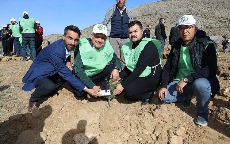 Kayseri Yahyalı’da binlerce fidan toprakla buluştu Kayseri Yahyalı’da binlerce fidan toprakla buluştu